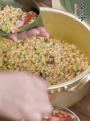 兩片粽葉1/2處葉尾相疊，中間卷成圓錐后裝入餡料。