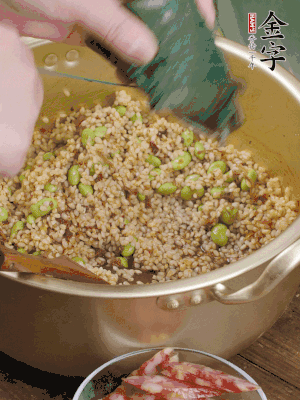 再附一張粽子，一齊向后折疊，線繩捆綁。