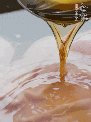 洗凈后冷水下鍋，加黃酒焯水。