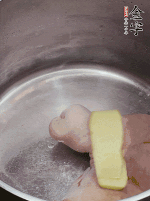 撈出洗凈后，加蔥姜、黃酒二遍焯水。