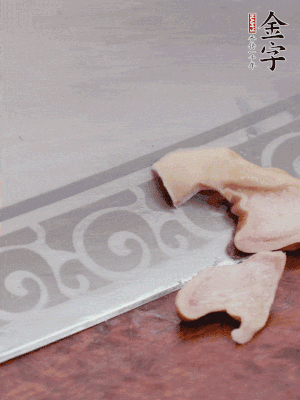 橫向一分為二，均勻切絲。