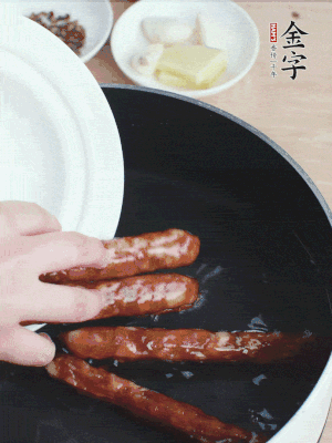 金字香腸水煮15分鐘，撈出切薄片。