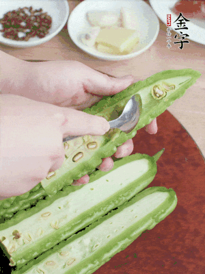 苦瓜去籽切薄片，一點(diǎn)鹽拌勻，10分鐘后沖洗控干。香蔥切蔥花、姜切末、蒜拍碎、干辣椒切圈。