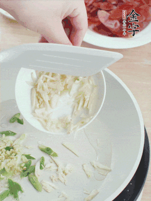 油4成熱，下蔥姜蒜、干辣椒、花椒煸出香味。