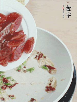 放香腸、苦瓜快速翻炒。