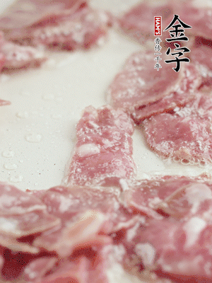 炒鍋熱油，下培根火腿煸炒。