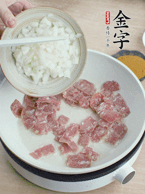 依次下洋蔥、紅菜椒、豌豆粒、玉米粒翻炒均勻。