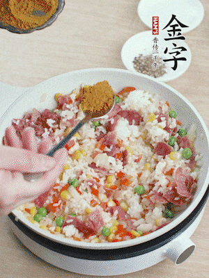 1勺咖喱粉、1/2勺鹽，少許黑胡椒碎炒均。