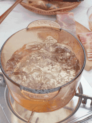 春筍切片焯水3分鐘，去除草酸澀味。