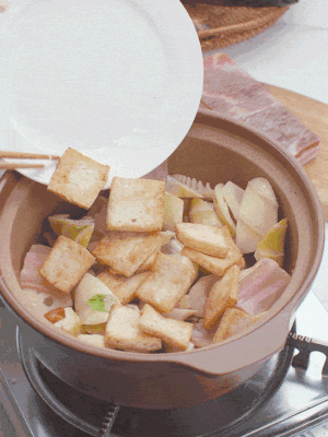 依次下春筍、豆腐，開(kāi)水沒(méi)過(guò)食材。