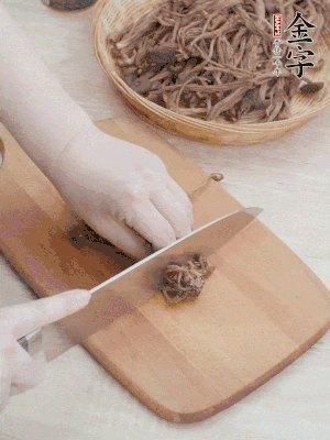 干茶樹菇浸泡過夜，去老根焯水，擠干水份。