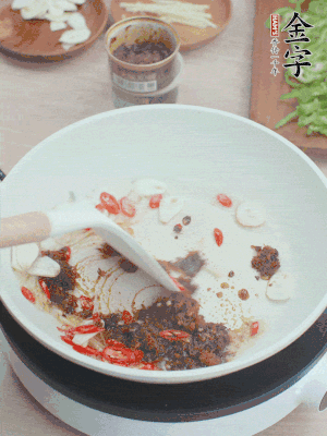 熱鍋涼油，姜蒜、辣椒、金字火腿xo醬炒香。