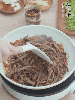 下茶樹菇煸炒4分鐘。