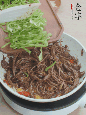 水分煸干，下青椒絲快炒1分鐘。