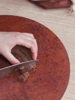 金字臘肉水煮15分鐘，切片。