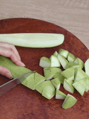 西葫蘆去籽縱向切成4份，斜切成厚片。
