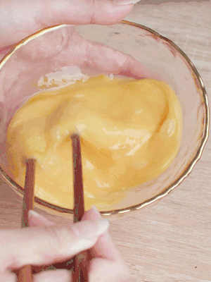 雞蛋調(diào)入少許黃酒打散。