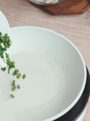 熱油下臘肉、蔥花煸炒，再下西葫蘆。