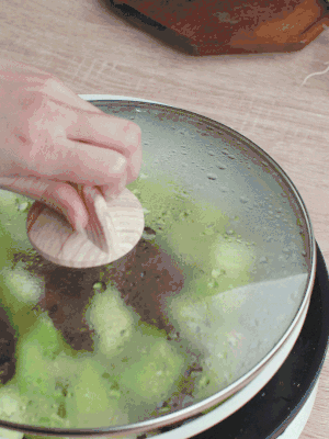 西葫蘆略出水時(shí)，加一小撮鹽調(diào)味。