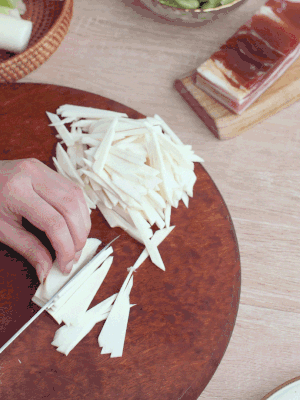 茭白切細絲，鹽水中浸泡防止氧化。
