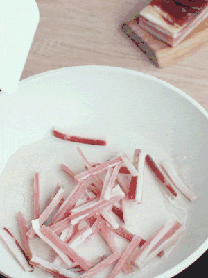 熱鍋涼油，下咸肉絲煸至出油。