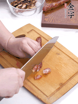 干香菇泡發(fā)切片，金字香腸切片，春筍切大粒。