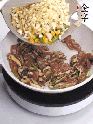 鍋里熱油，爆香蔥白，下香腸片炒至微微出油，加時(shí)蔬粒、香菇粒、春筍粒翻炒均勻。