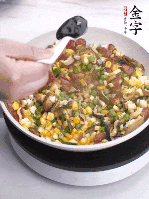 加2勺生抽、1勺蠔油、半勺老抽調(diào)味。