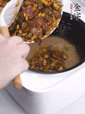 鋪在洗好的大米上，加清水，與食材持平。