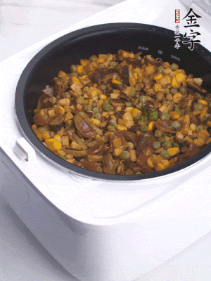 電飯煲按煮飯鍵，出鍋撒蔥花。