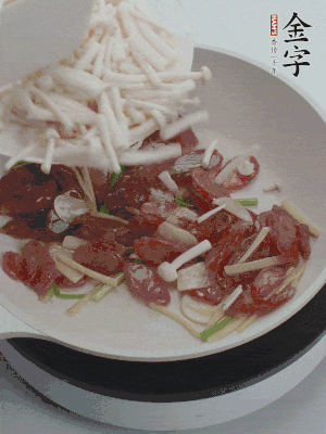 放白玉菇、青紅辣椒、雞蛋。