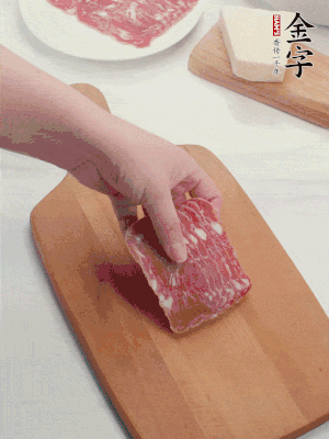 金字培根火腿改刀切小片；白洋蔥切?。恍迈r豌豆剝殼。