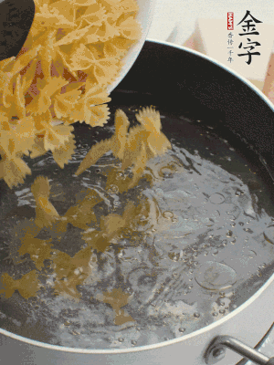 蝴蝶面加橄欖油煮熟；豌豆焯水30秒。