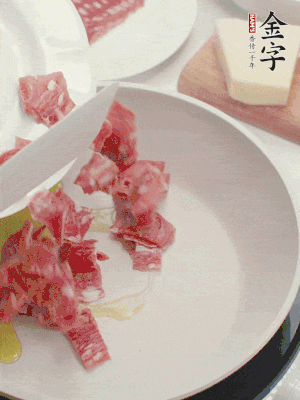 橄欖油煸香金字培根火腿。依次下豌豆、蝴蝶面、洋蔥。