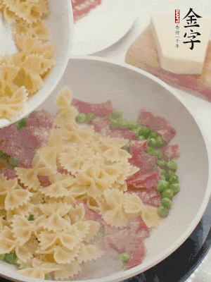 1小勺鹽調(diào)味，混合一起燉煮一下。