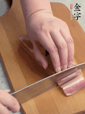 百合切去頭尾，分開洗凈;咸肉切薄片。