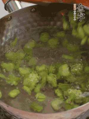 鍋中水沸，放一撮鹽，下蠶豆豆瓣焯3分鐘，下百合，3秒撈出，一起撈出瀝水。