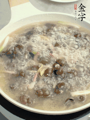 放辣椒，加一點鹽、糖，大火翻炒。