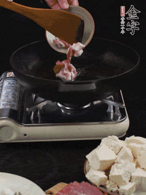 冷油潤鍋，下五花肉煸香。