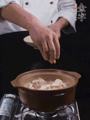 下蝦仁干，煮5分鐘。撒蒜葉，煮1分鐘。