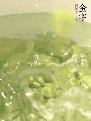 新鮮蠶豆熱水焯水30秒，然后浸入涼水。