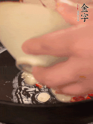 豬油潤鍋，下辣椒、大蒜、火腿片煸香。