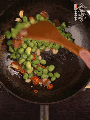 再下蠶豆煸炒，加1勺料酒調(diào)味。