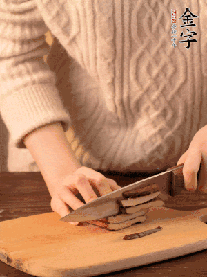 金字淡咸肉、香干分別切丁。