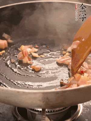 熱油爆香大蒜粒，煸香咸肉丁，淋一勺黃酒調(diào)味。