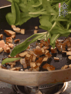 再放香干煸炒，最后放馬蘭頭翻炒至變軟。