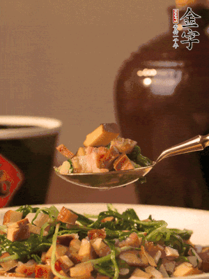 出鍋前嘗味，味淡加點(diǎn)鹽。