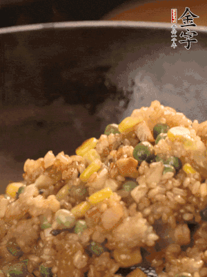 再下糯米，1勺蠔油、2勺生抽調(diào)味翻炒均勻。