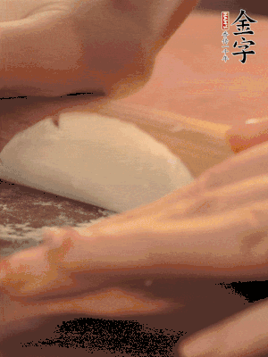 餃子皮邊緣搟薄，整體搟成1.5倍大小。