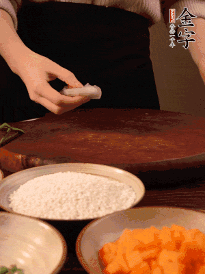 胡蘿卜去皮切丁。蝦仁切小塊。糯米提前浸泡半天。